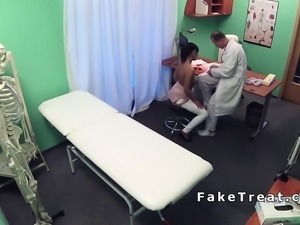 Euro doctor bangs tanned sexy patient