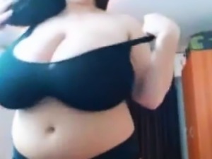 Huge Natural Juggs On This Webcam Girl