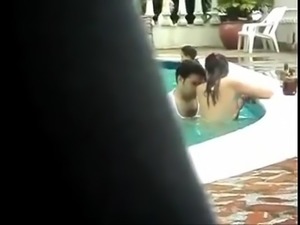 Flagra de casal faz putaria na piscina