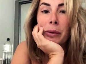 Blonde milf gives sexy solo show