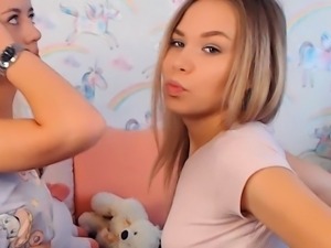 amateur meganroxyxx fingering herself on live webcam