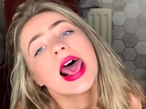 Amateur masturbating on webcam