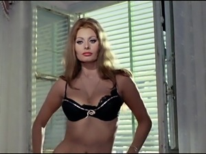 Sophia Loren striptease 1963