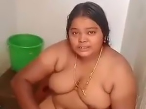 Tamil chubby aunty bathing